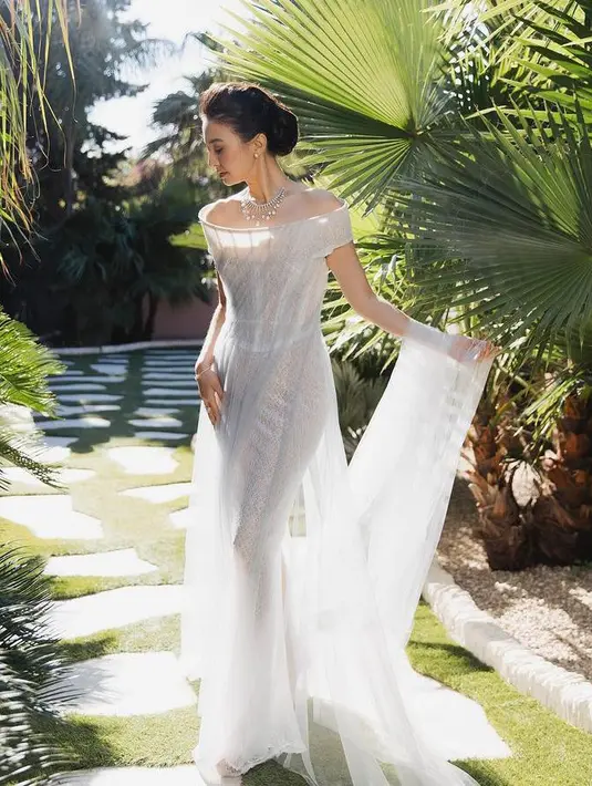 Gaun Serba Putih Raline Shah Karya Stella Rissa. (dok. @ralineshah/Instagram/https://www.instagram.com/p/C7IdZS0o2py/?igsh=MTZnZWF4d2FlMTd5dA==/Putri Astrian Surahman)