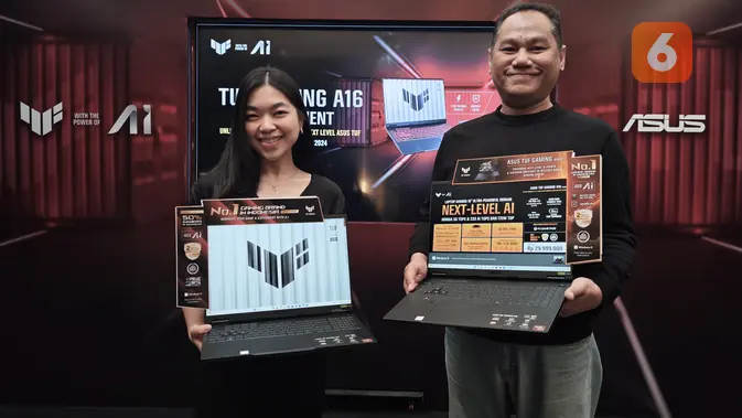 (ki-ka) Public Relation Asus Indonesia Jovani Shaloom dan Head of Public Relation Asus Indonesia Muhammad Firman bersama laptop gaming Asus TUF Gaming A16 terbaru (Liputan6.com/ Agustin Setyo Wardani)