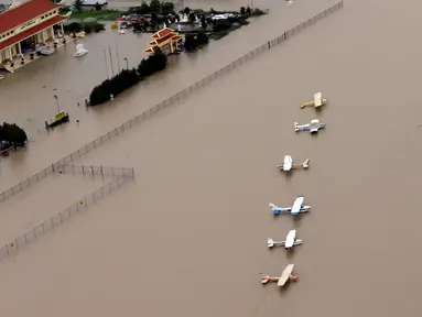 Sejumlah pesawat terbang di bandara dekat Reservoir Addicks terendam banjir yang dipicu Badai Harvey di wilayah Houston, Texas, Selasa (29/8). Badai Harvey mengakibatkan jalanan Kota Houston berubah seperti sungai. (AP Photo/David J. Phillip)