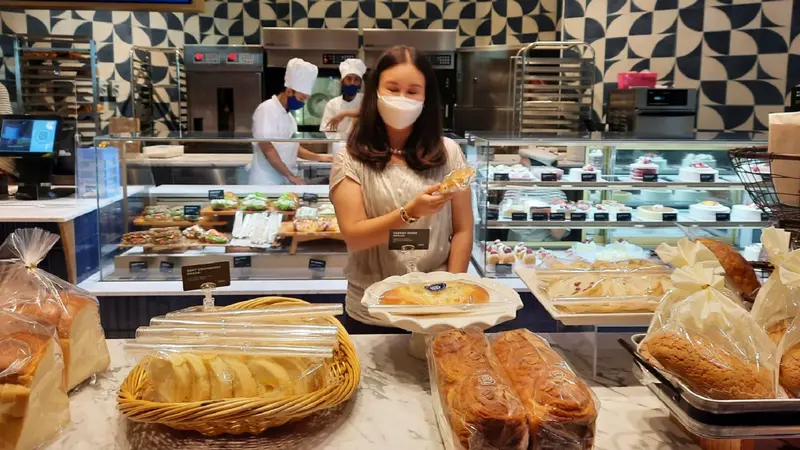 CEO of Erajaya Food and Nourishment Gabrielle Halim saat memperkenalkan beragam menu yang ada di Paris Baguette