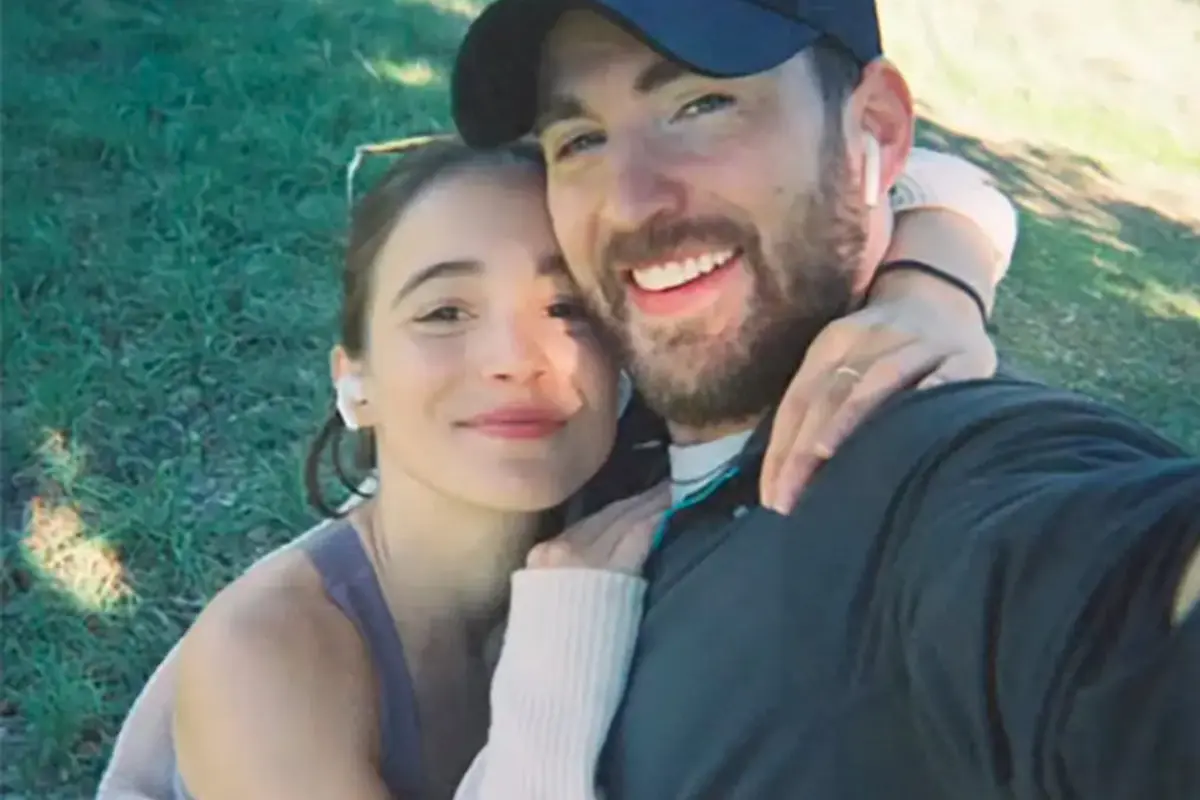 Chris Evans bersama sang kekasih Alba Babtista. (Foto: Instagram Stories/chrisevans)
