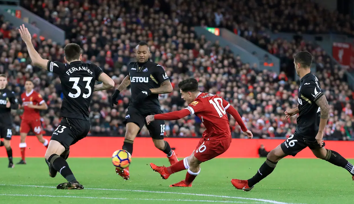 Pemain Liverpool, Philippe Coutinho mencetak gol ke gawang Swansea City pada laga pekan ke-20 Premier League di Stadion Anfield, Rabu (27/12). Di hadapan suporternya sendiri, Liverpool berhasil mencukur Swansea City 5-0. (Peter Byrne/PA via AP)