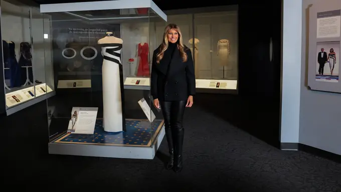 Melania Trump Pakai Legging Ketat Saat Sumbangkan Gaun Bermotif Zigzag Bersejarah ke Museum