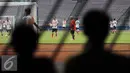 Sejumlah suporter menyaksikan latihan Persija dari luar pagar Stadion GBK Jakarta, Kamis (9/6/2016). Persija melakukan latihan tertutup jelang laga melawan PS TNI pada Jumat (10/6).(Liputan6.com/Helmi Fithriansyah)