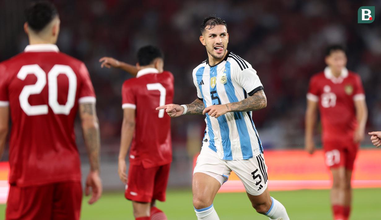 <p>Selebrasi pemain Timnas Argentina,&nbsp;Leandro Paredes&nbsp;setelah menjebol gawang Timnas Indonesia&nbsp;dalam pertandingan FIFA Matchday 2023 melawan Timnas Indonesia di Stadion Utama Gelora Bung Karno, Jakarta, Senin (19/6/2023). (Bola.com/Bagaskara Lazuardi)</p>