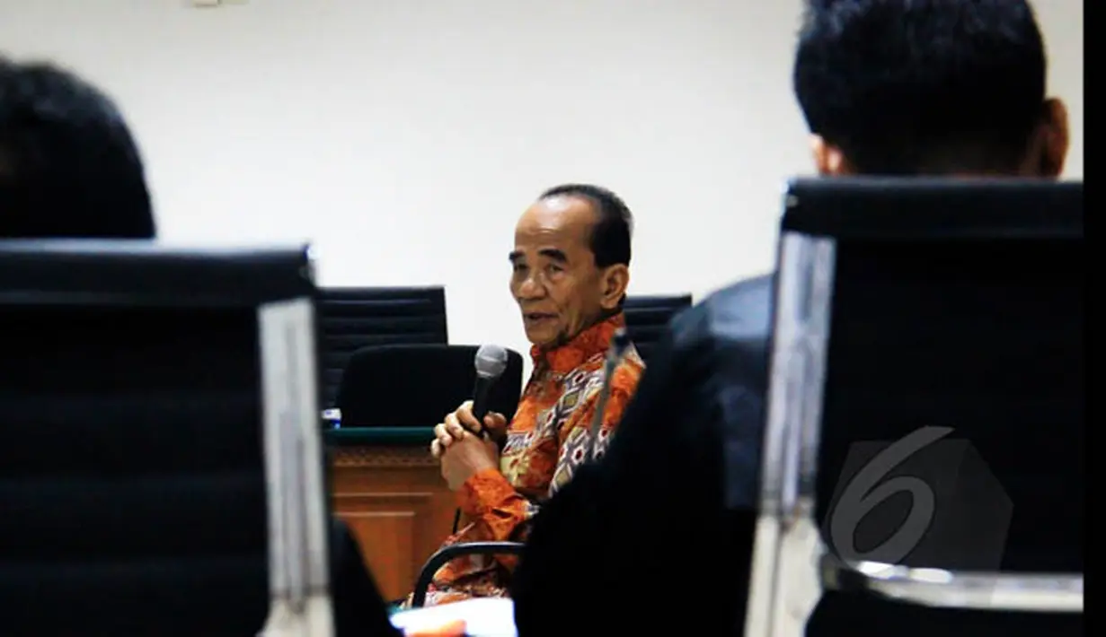 Gubernur Riau nonaktif Annas Maamun kembali menjadi saksi dugaan suap alih fungsi hutan Riau di Pengadilan Tipikor, Jakarta, Senin (19/1/2015). (Liputan6.com/Faisal R Syam)