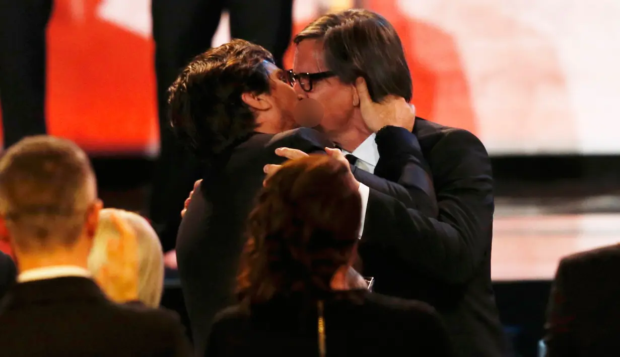 Pemeran Batman, Christian Bale (kiri) mencium Charles Randolph di Choice Critics ke-21 di Santa Monica , California, (17/1). Christian Bale mencium untuk memberikan selamat kepada Randolph yang memenangkan Aktor Terbaik. (REUTERS / Mario Anzuoni)