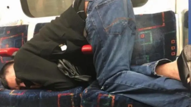 6 Kelakuan Orang Tidur di KRL Ini Bikin Geleng Kepala