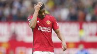 Pemain Manchester United, Anthony Martial, memegang kepala setelah ditaklukkan Brighton and Hove Albion pada laga Liga Inggris di Stadion Old Trafford, Sabtu (16/9/2023). Setan Merah takluk 1-3 dari Brighton. Hasil ini membuat Manchester United turun ke peringkat ke-12 klasemen sementara Premier League dengan koleksi enam poin. (AP Photo/Dave Thompson)