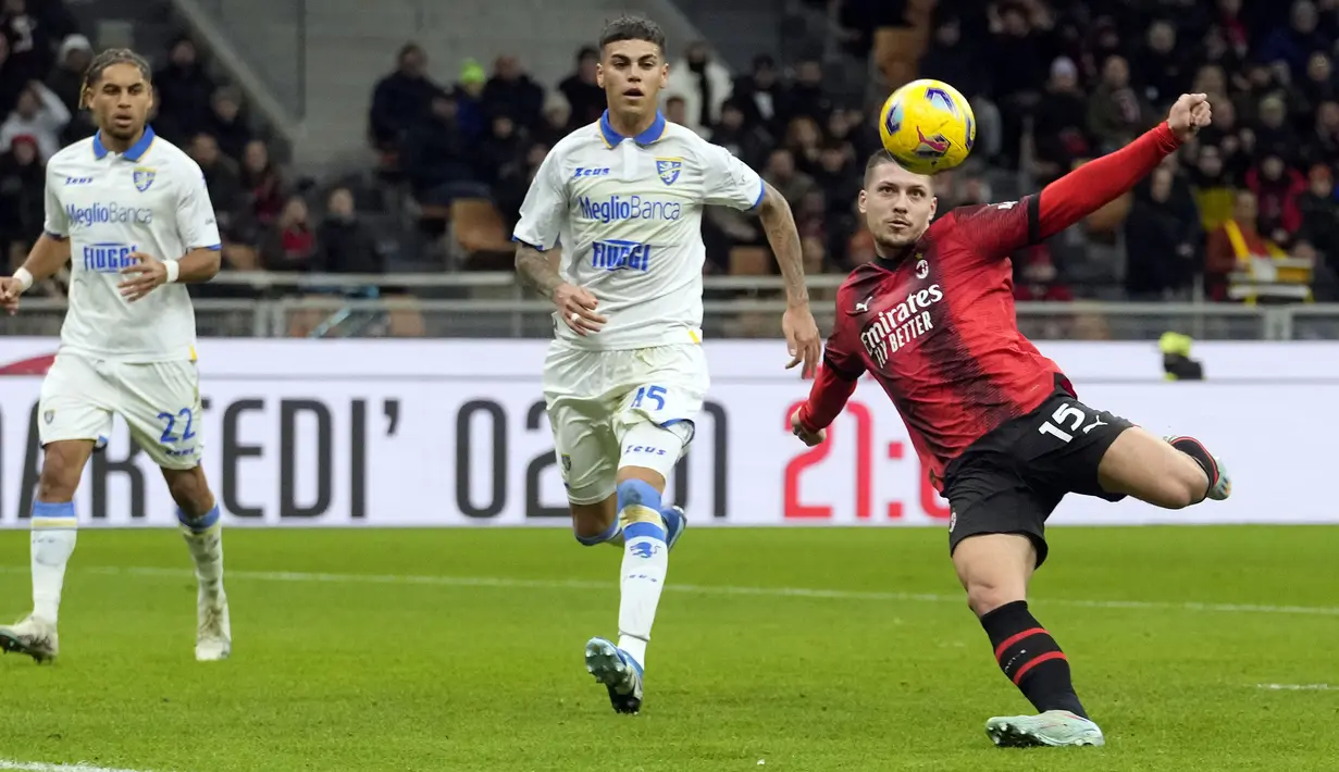 Pemain AC Milan, Luka Jovic (kanan) mencetak gol pertama timnya ke gawang Frosinone pada laga pekan ke-14 Liga Italia 2023/2024 di San Siro, Milan, Italia, 2 Desember 2023. Rossoneri menang dengan skor 3-1. (AP Photo/Luca Bruno)