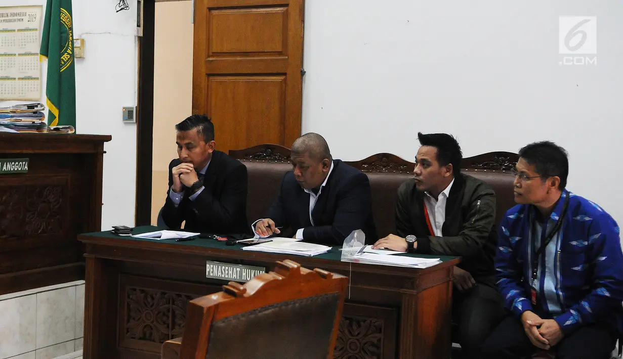 Kuasa hukum mantan Dewan Pengawas BPJS Ketenagakerjaan Syafri Adnan Baharuddin saat menjalani sidang perdana terkait kasus dugaan pelecehan seksual di Pengadilan Negeri Jakarta Selatan, Rabu (6/3). (Liputan6.com/Herman Zakharia)