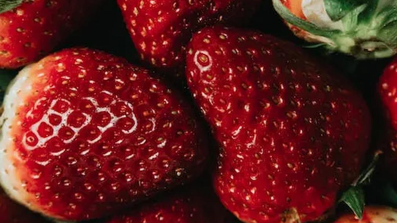 Istilah ini berasal dari Taiwan, yang menyebut generasi ini seperti buah strawberry—indah dan eksotis namun mudah hancur saat dipijak.&nbsp;