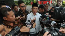 Menteri Agama Lukman Hakim Saifuddin memberikan keterangan sebelum menjalani pemeriksaan di Gedung KPK, Jakarta, Rabu (8/5/2019). Lukman diperiksa sebagai saksi kasus dugaan suap seleksi jabatan di lingkungan Kementerian Agama tahun 2018-2019 dengan tersangka Romahurmuziy. (merdeka.com/Dwi Narwoko)