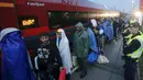 Ribuan imigran tiba di Stasiun Nickelsdorf, Austria, Sabtu (5/9/2015). Sekitar 2.000 imigran menembus Austria setelah pemerintah Hungaria mengizinkan para pencari suaka ke negara selanjutnya. (REUTERS/Heinz-Peter Bader)