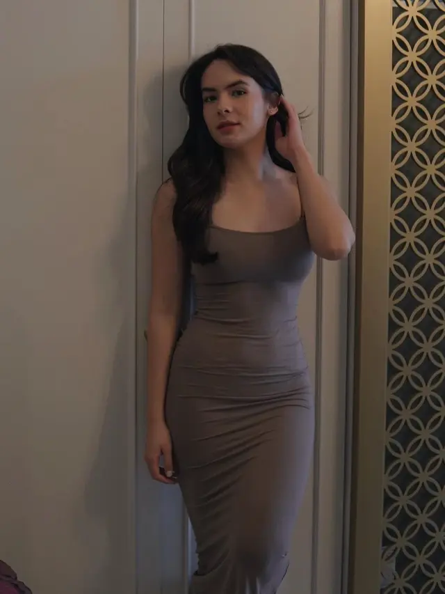 Outfit Steffi Zamora saat Mengenakan Pakaian Tanpa Lengan