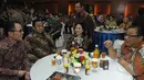 Menaker Hanif Dhakiri, Mendag Rachmat Gobel, Menko PMK Puan Maharani, Menkop UKM Agung Ngurah Puspayoga (dari kiri ke kanan) berbincang saat minum jamu bersama di gedung Kementerian Perindustrian, Jakarta Jumat (16/1/2015). (Liputan6.com/Herman Zakharia)