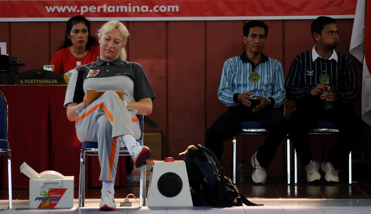 Pelatih tim putri  Jakarta BNI 46, Svetlana Ilic (kiri depan) terlihat duduk di  sela-sela laga putaran kedua pekan ketiga Pertamina Proliga 2015 di Hall A GBK Senayan, Jakarta, Jumat (20/3/2015). (Liputan6.com/Helmi Fithriansyah)