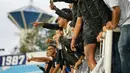 Suporter Arema FC merayakan kemenangan timnya atas Persik Kediri dalam laga lanjutan BRI Super League 2025/2026 di Stadion Kanjuruhan, Malang, Minggu (11/01/2026). (Bola.com/Iwan Setiawan)