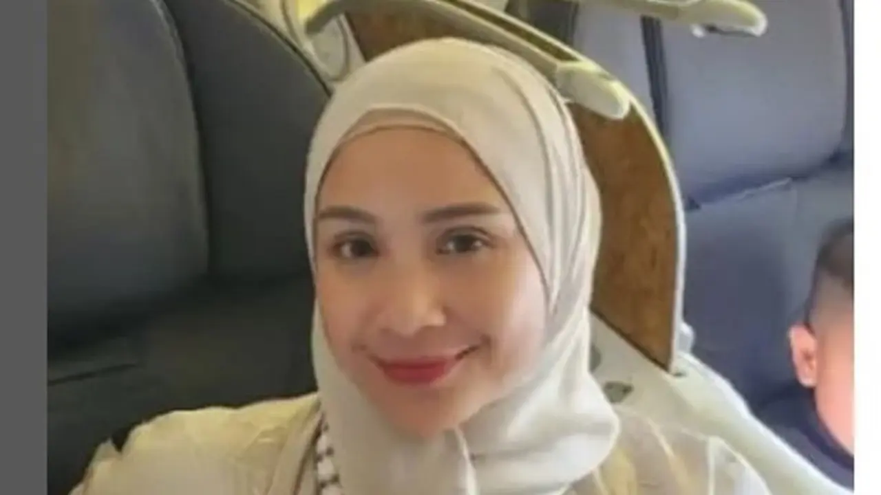 Usai Pakai Hijab Murah, Nagita Slavina Kenakan Baju Berhiaskan Kristal Swarovski Saat Umrah