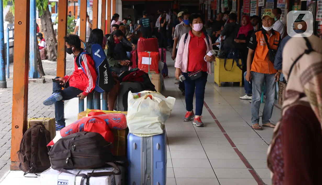 Suasana di Terminal Kalideres, Jakarta Barat, Kamis (30/7/2020). Libur Idul Adha dimanfaatkan banyak masyarakat untuk mudik ke kampung halaman. (Liputan6.com/Angga Yuniar)