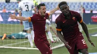 Bek AS Roma, Mapou Yanga-Mbiwa melakukan selebrasi usai mencetak gol ke gawang Lazio pada laga liga Serie A italia di Stadion Olimpico, Itali, Selasa dini hari (26/5/2015). Lazio menyerah 0-1 dari AS Roma. (Reuters/Alessandro Bianchi)