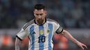 Bagi Lionel Messi, tiga gol tersebut membuatnya menorehkan sejarah baru. Pemilik tujuh Ballon d'Or itu sudah membuat 100 gol lebih bersama Timnas Argentina. (JUAN MABROMATA/AFP)