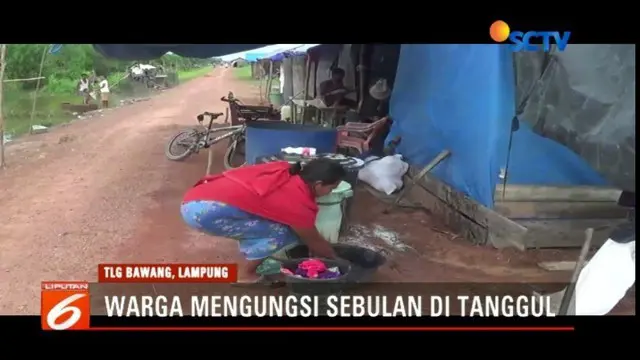 Sebulan mengungsi akibat banjir, warga Tulang Bawang, Lampung, kesulitan mendapatkan air bersih untuk kebutuhan sehari-hari.