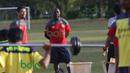 Pelatih Jacksen F. Tiago mengamati latihan para pemain Penang FA di Lapangan USM, Penang, Malaysia, Minggu (31/01/2016). (Bola.com/Nicklas Hanoatubun)