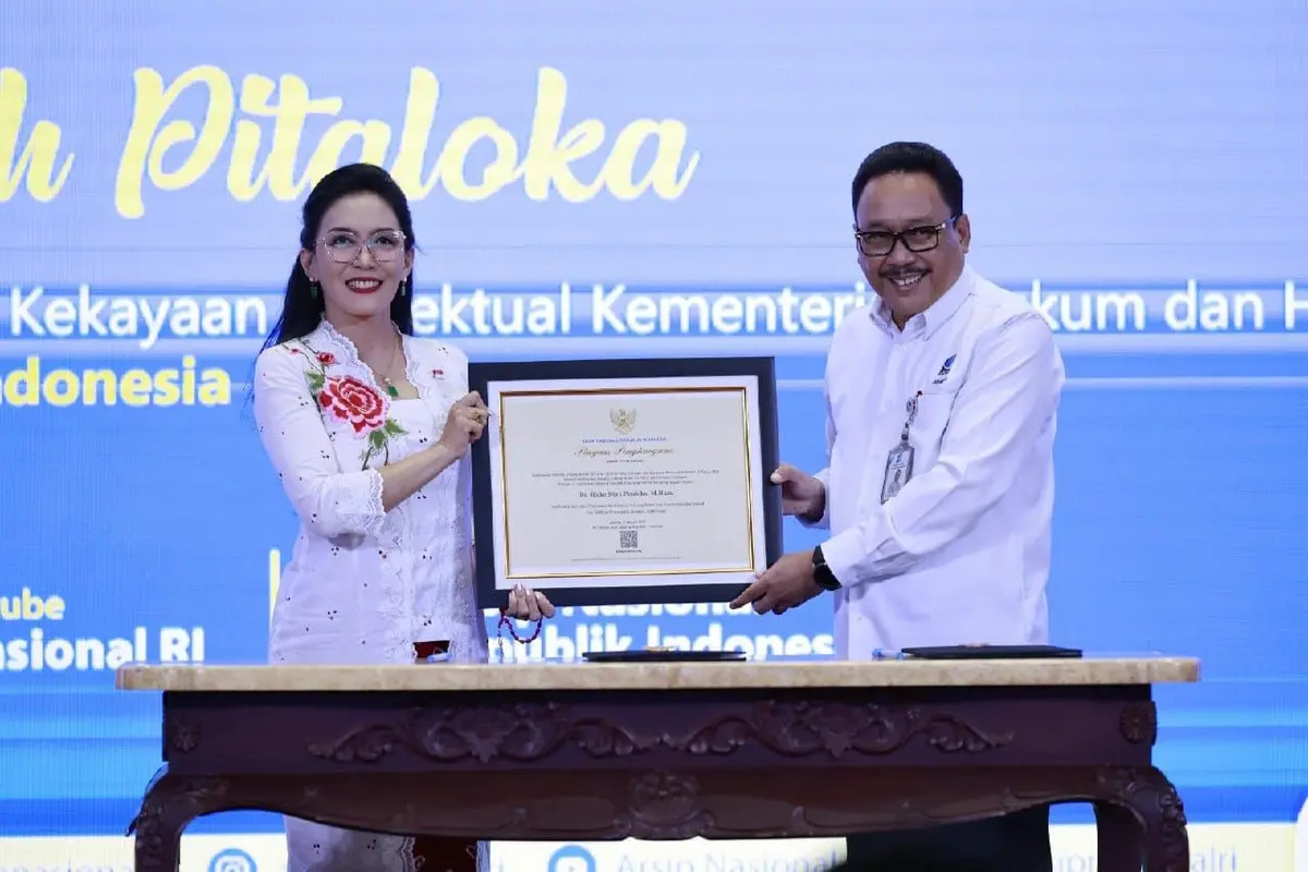 Rieke Diah Pitaloka menyerahkan 20 Karya Hak Intelektual miliknya ke Arsip Nasional Republik Indonesia.