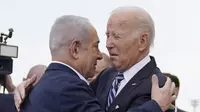 Presiden Amerika Serikat Joe Biden disambut Perdana Menteri Benjamin Netanyahu di Bandara Internasional Ben Gurion, Tel Aviv, Israel, pada 18 Oktober 2023. (Dok. Evan Vucci/AP)