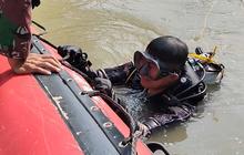 FOTO: TNI AL Evakuasi Dua Korban Tenggelam di Sungai Cisanggarung Cirebon