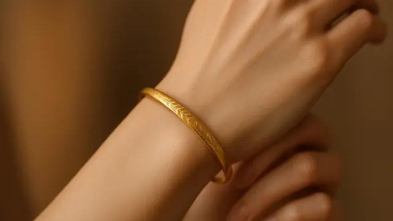 9 Model Gelang Emas Elegan 2 Gram Motif Daun, Ide Perhiasan Menawan di 2025