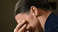 Zlatan Ibrahimovic meneteskan air mata saat mengikuti sesi konferensi pers comeback bersama Timnas Swedia, Selasa (23/03/2021) dini hari WIB. (Jonathan NACKSTRAND / AFP)
