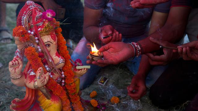 Rayakan Hari Lahir Dewa Ganesha, Warga India Banjiri Kota Mumbai