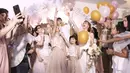 Satu hari setelah  pernikahan itu berlangsung, Lee Jeong Hoon mengunggah foto pesta pernikahannya. Ia yang tampan memakai jas bewarna coklat dan Moa dengan gaun putihnya yang elegan. (Instagram/leejeonghoon)