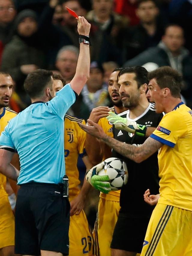 Gianlugi Buffon Semprot Wasit Michael Oliver