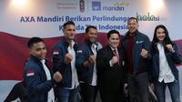 Para Atlet Tim Indonesia berfoto bersama Ketua KOI, Erick Tohir usai menerima asuransi kesehatan dari AXA Mandiri secara simbolis  di AXA Tower, Jakarta, Senin (23/4/2018). AXA Mandiri menjadi salah satu official partner Asian Games 2018. (Bola.com/Nick H