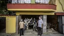 Adolfo Rivera (kiri) bersama mereka yang membantunya membuat pesawat terbang kayu, dua tempat duduk, berfoto dengan Presiden Cuba Aviation Club René González (kanan) di garasi gedung apartemennya Havana, Kuba, 19 Februari 2021. (AP Photo/Ramon Espinosa)