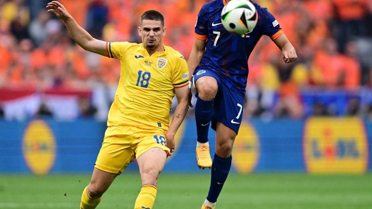 Timnas Belanda berhasil lolos ke babak perempat final Euro 2024 setelah membungkam Rumania di Munchen, Selasa (2/7/2024). Tiga gol tim Oranye dicetak Cody Gakpo pada menit ke-19, dan Donyell Malen pada menit ke-82 dan menit ke-93. Foto: Reuters<br>