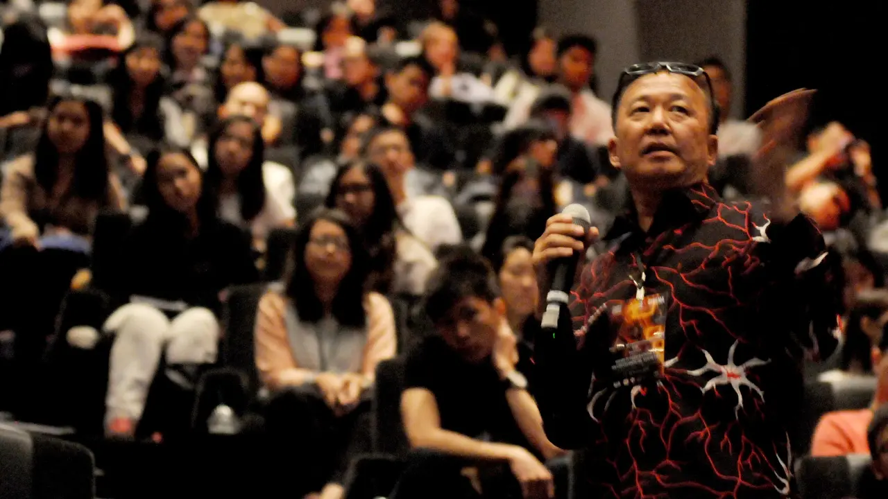 Dokter spesialis bedah saraf, Profesor Eka Wahjoepramono menjawab pertanyaan dalam sesi tanya jawab usai memberikan presentasi dalam Kuliah Umum Bedah Anatomi 3D Cinema di Cinemaxx Lippo Village, Tangerang (Foto: Helmi Affandi Abdullah)