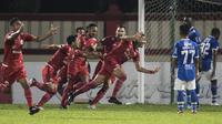 Para pemain Persija Jakarta merayakan gol yang dicetak Jaimerson Xavier ke gawang Persib Bandung pada laga Liga 1 di Stadion PTIK, Jakarta, Sabtu (30/6/2018). Persija menang 1-0 atas Persib. (Bola.com/Vitalis Yogi Trisna)