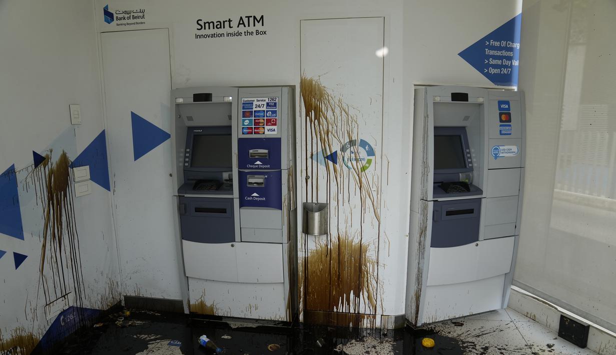 Bank juga membatasi deposan dari mengakses dana mereka. (AP Photo/Hussein Malla)