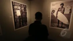 Pengunjung mengamati foto karya pewarta foto Ismar Patrizki di Galeri Foto Jurnalistik ANTARA, Jakarta, Jumat (22/5/2015). Ismar Patrizki menampilkan 51 karya foto dengan tema "Laut Luka Blues" tentang isu lingkungan di Bali. (Liputan6.com/Faizal Fanani)