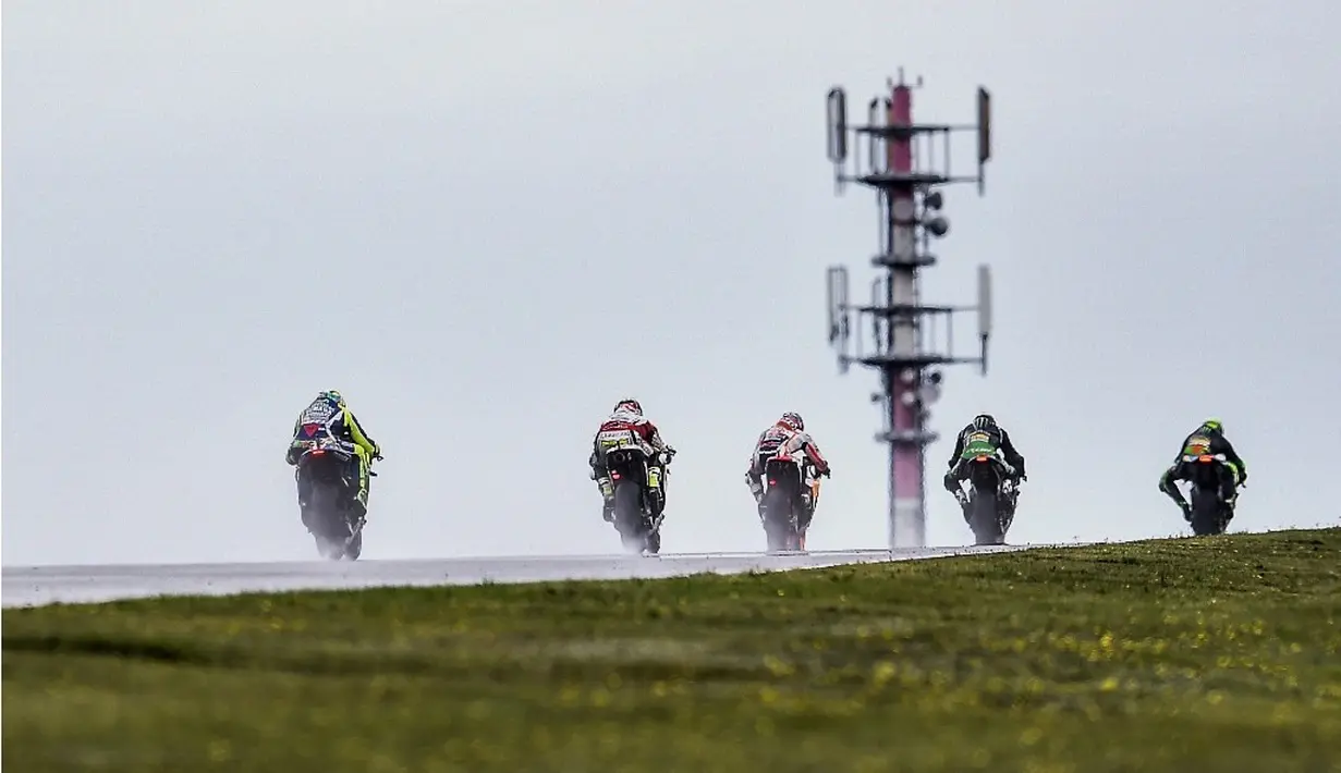 Hujan deras mengguyur Sirkuit Autodrom Brno saat balapan MotoGP digelar, Minggu, (21/8/2016). (EPA/Filip Singer)