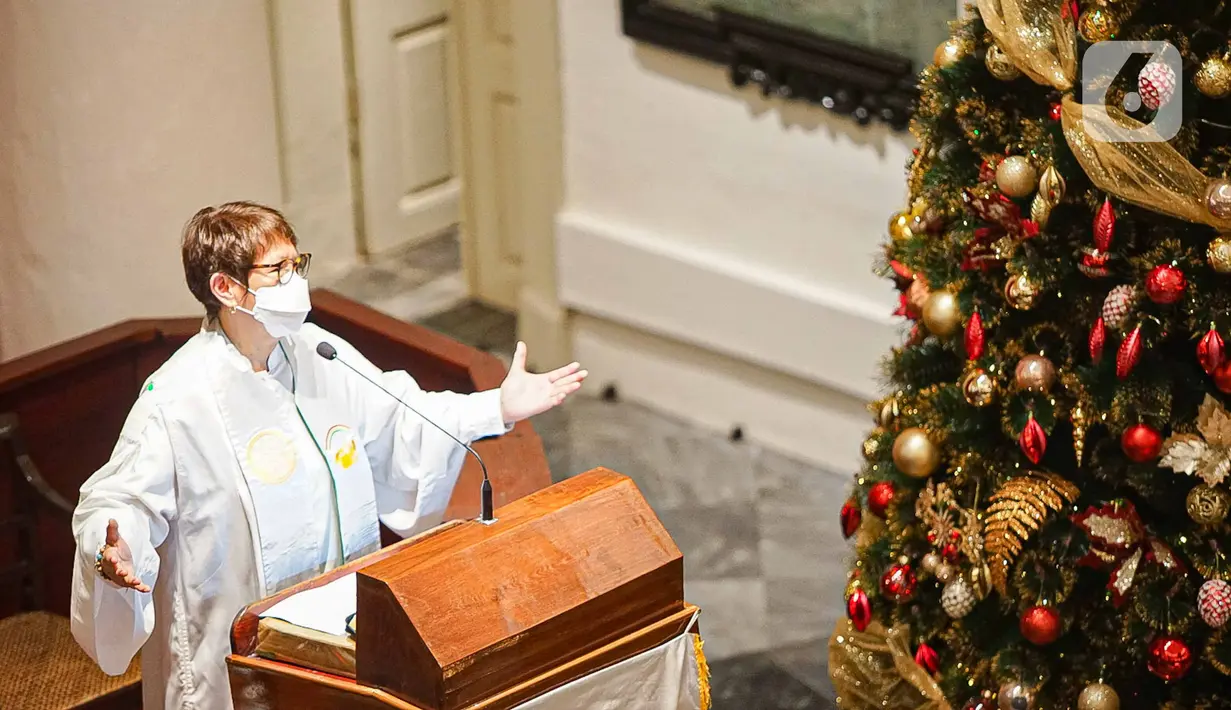 Pendeta memimpin ibadah malam Natal di Gereja Immanuel, Jakarta, Jumat (24/12/2021). Perayaan ibadah malam Natal mengingatkan umat untuk saling mengasihi dengan segenap hati dalam kasih persaudaraan yang tulus dan ikhlas melalui tindakan belarasa. (Liputan6.com/Faizal Fanani)