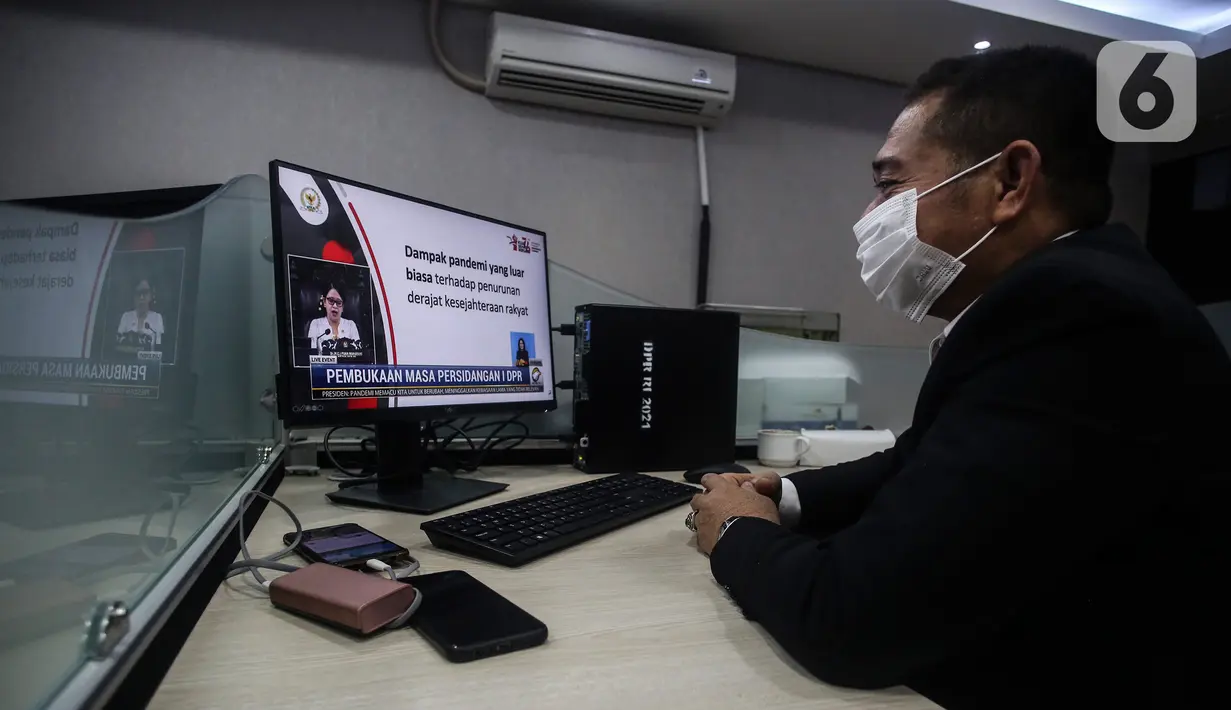 Wartawan menyaksikan Sidang Tahunan MPR bersama DPR RI dan DPD secara live di Gedung DPR, Senayan, Jakarta, Senin (16/8/2021). Dikarenakan pandemi COVID-19 penyelenggaraan prosesi Sidang Tahunan MPR RI pada tahun ini secara sederhana dan terbatas. (Liputan6.com/Johan Tallo)