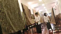 Ketika Tenun dan Batik Bersatu Menjadi Karya Seni Cantik