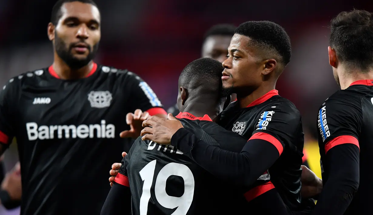 Pemain Bayer Leverkusen merayakan gol yang dicetak Moussa Diaby ke gawang Borussia Dortmund pada laga lanjutan Liga Jerman di BayArena Stadium, Rabu (20/1/2021). Bayer Leverkusen menang 2-1 atas Borussia Dortmund. (AFP/Martin Meissner/pool)