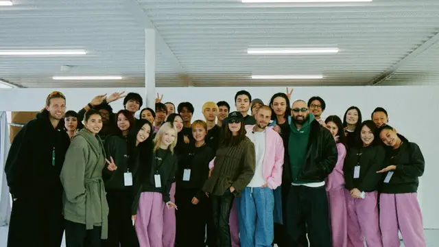 Makin Serasi, Gaya Hailey Bieber dengan Jaket Military Saat Dukung Pop-Up Store SKYLRK Miliki Justin di Tokyo