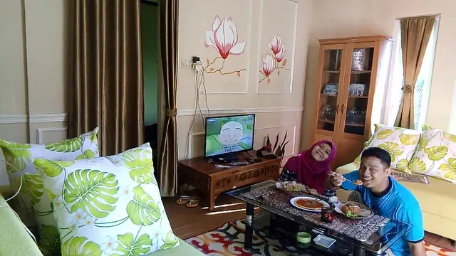 Pengunjung penginapan Dieng menikmati sarapan. (Foto: Liputan6.com/Fortuna Dyah untuk Muhamad Ridlo)